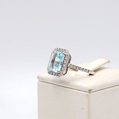 White gold ring with aquamarine and diamonds