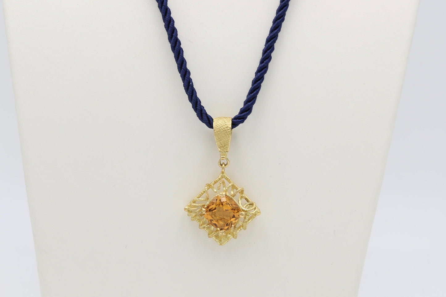 Collana con pendente in oro giallo con con quarzo citrino