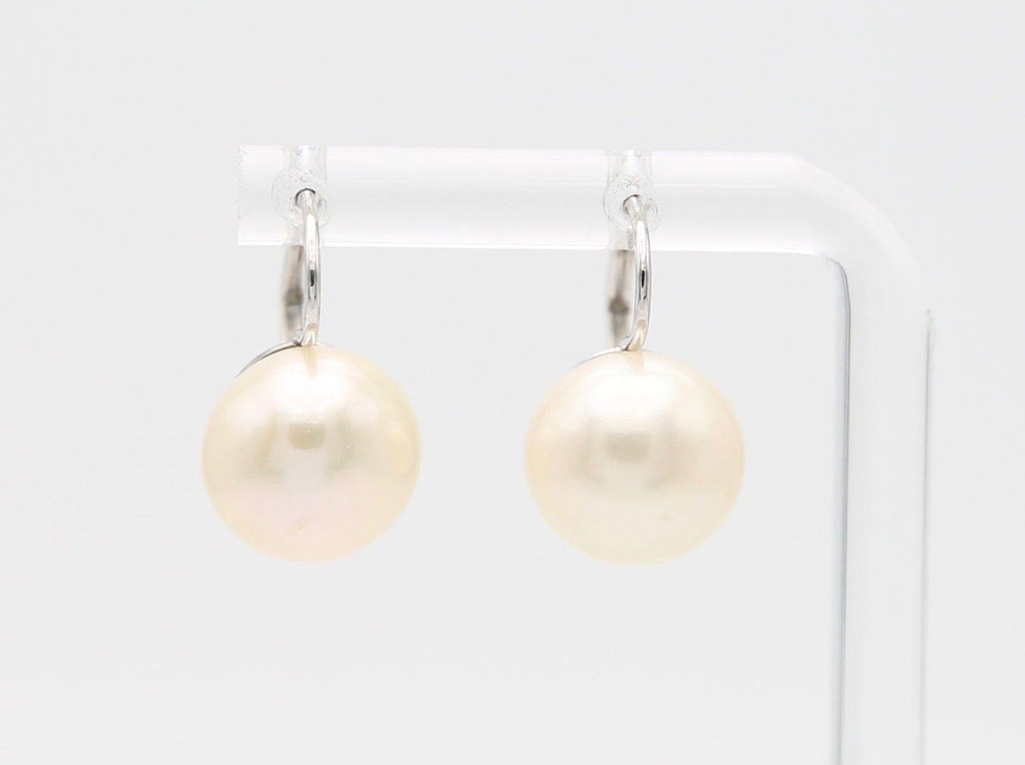 Gold earrings with pearls