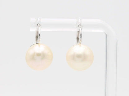 Gold earrings with pearls