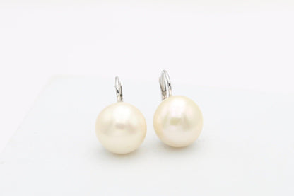 Gold earrings with pearls