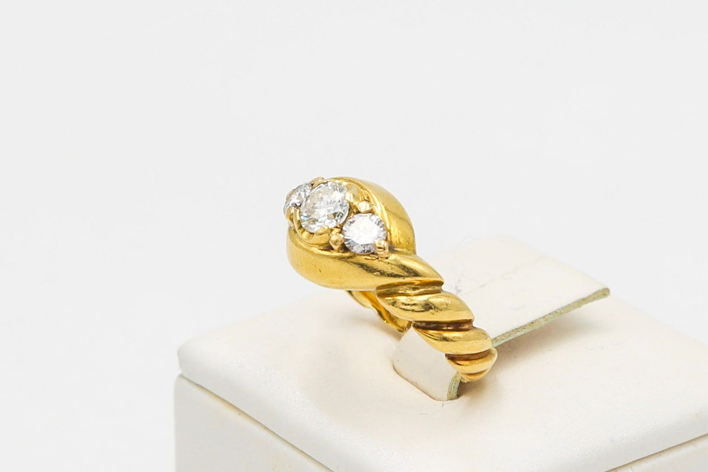 Yellow gold ring with diamonds
