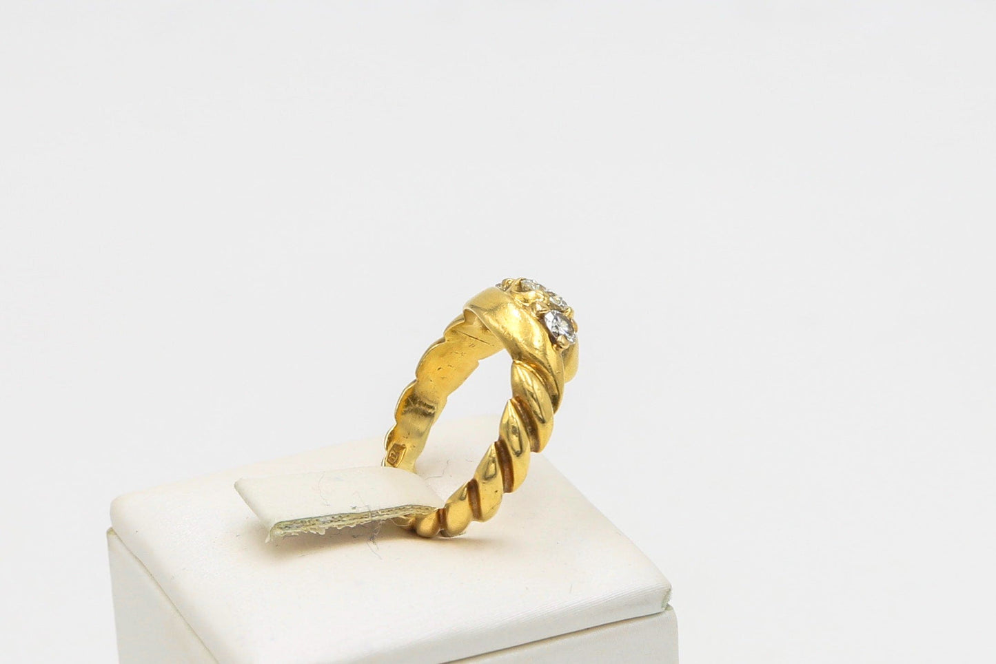 Yellow gold ring with diamonds