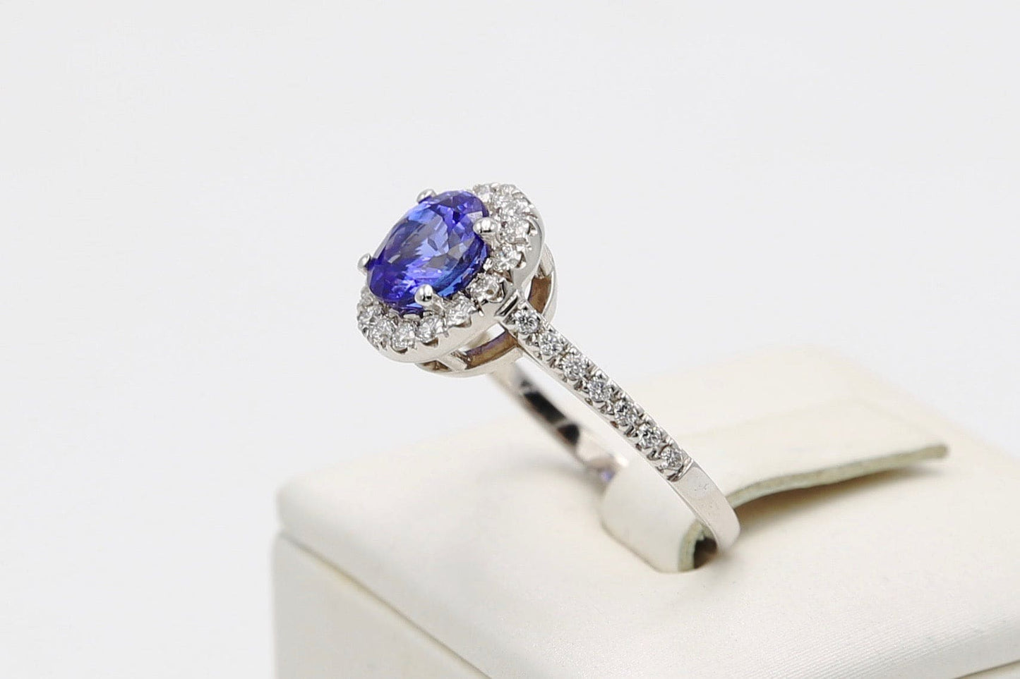 Anello oro tanzanite e diamanti