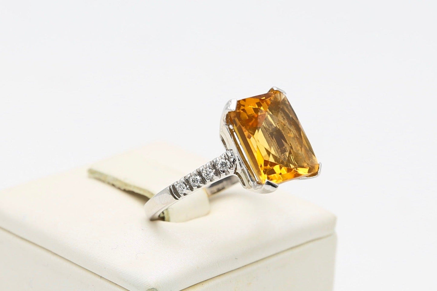 Anello oro diamanti e topazio