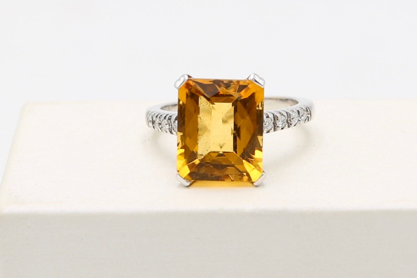 Anello oro diamanti e topazio