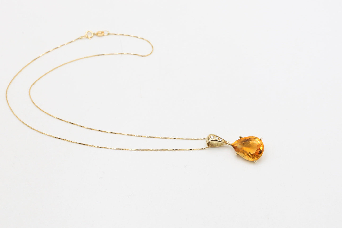 Collana con pendente in oro giallo con con quarzo citrino e diamanti